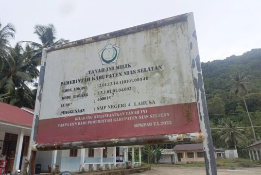 KEPALA SMPN 4 LAHUSA NIAS SELATAN MEIMAN SOLALA LAIA DIDUGA MENGHINDAR DARI WARTAWAN MEDIA